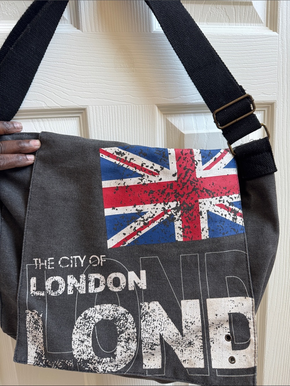 iRobin Ruth canvas messenger bag features a distressed Union Jack flag
